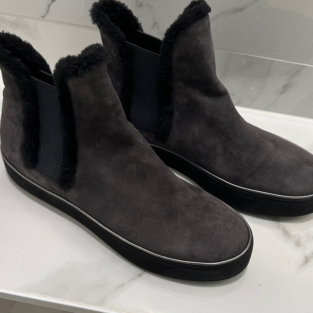 Stuart Weitzman EUC low ankle boot in grey suede. Size 8 in excellent condition.